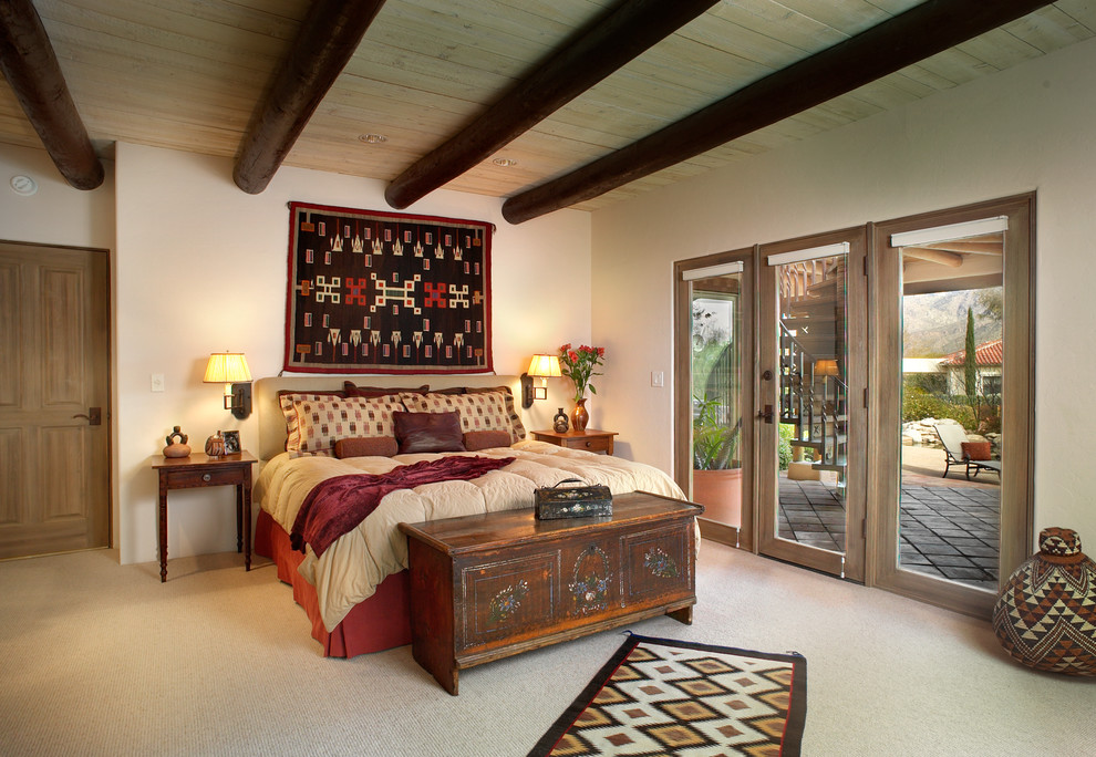 フェニックスにあるサンタフェスタイルのおしゃれな主寝室 (ベージュの壁、カーペット敷き) のレイアウト