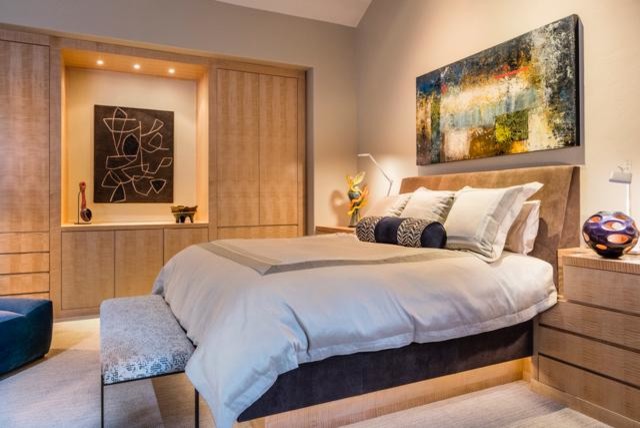 На фото: хозяйская спальня среднего размера: освещение в современном стиле с бежевыми стенами, ковровым покрытием и бежевым полом