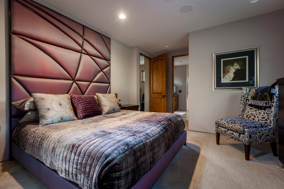 Источник вдохновения для домашнего уюта: хозяйская спальня среднего размера в стиле модернизм с серыми стенами, ковровым покрытием и бежевым полом без камина
