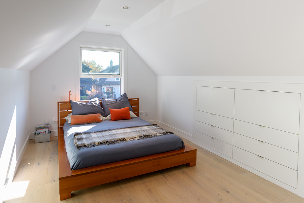 バンクーバーにある中くらいなコンテンポラリースタイルのおしゃれな主寝室 (白い壁、淡色無垢フローリング、ベージュの床) のレイアウト