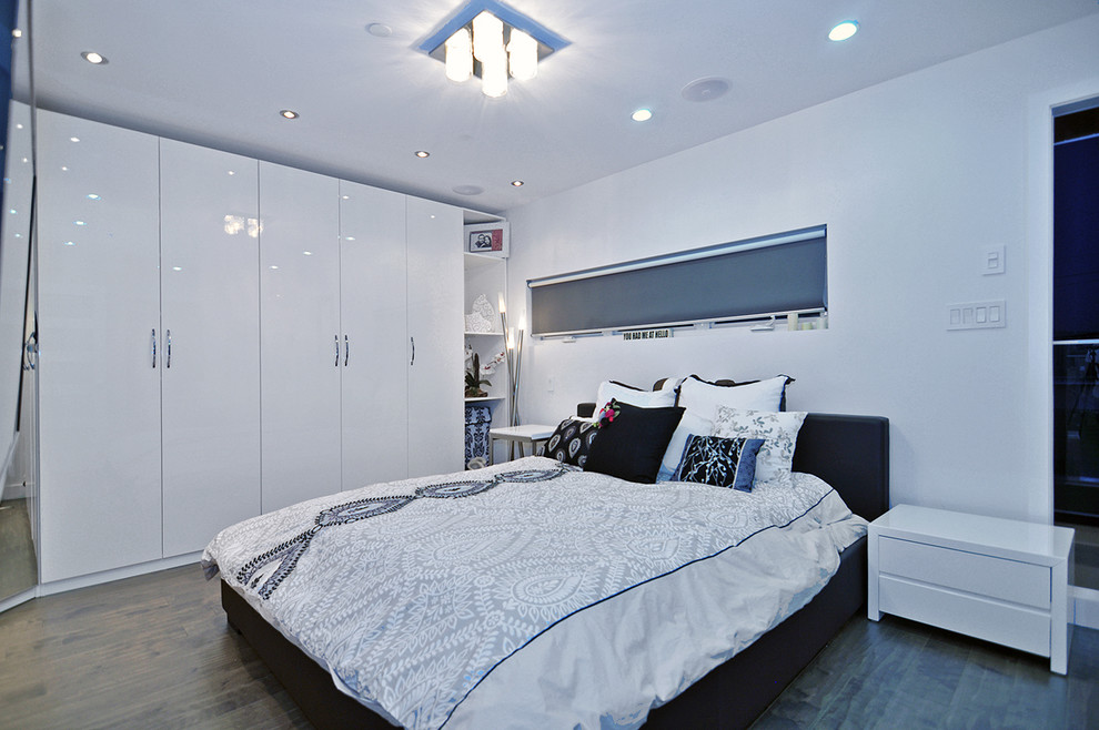 Ejemplo de dormitorio actual de tamaño medio sin chimenea con paredes blancas