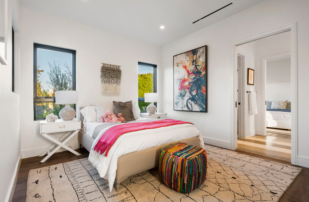Ejemplo de habitación de invitados costera de tamaño medio con paredes blancas, suelo de madera clara y suelo marrón