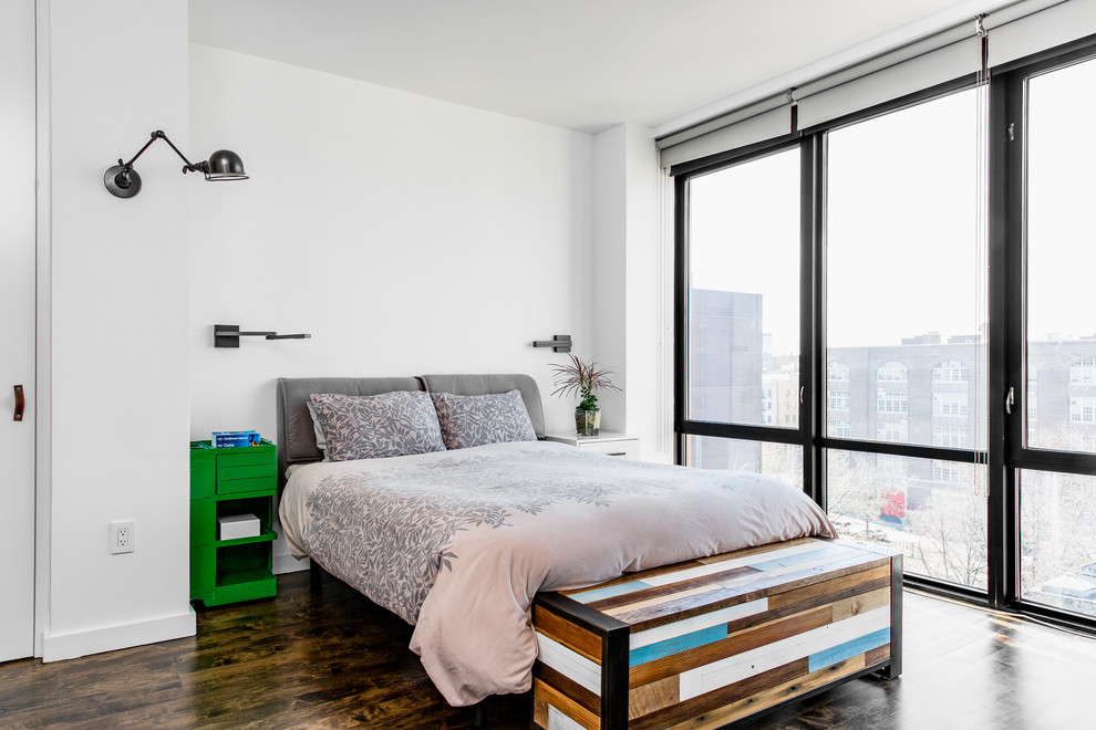 Mittelgroßes Modernes Hauptschlafzimmer ohne Kamin mit weißer Wandfarbe und dunklem Holzboden in New York