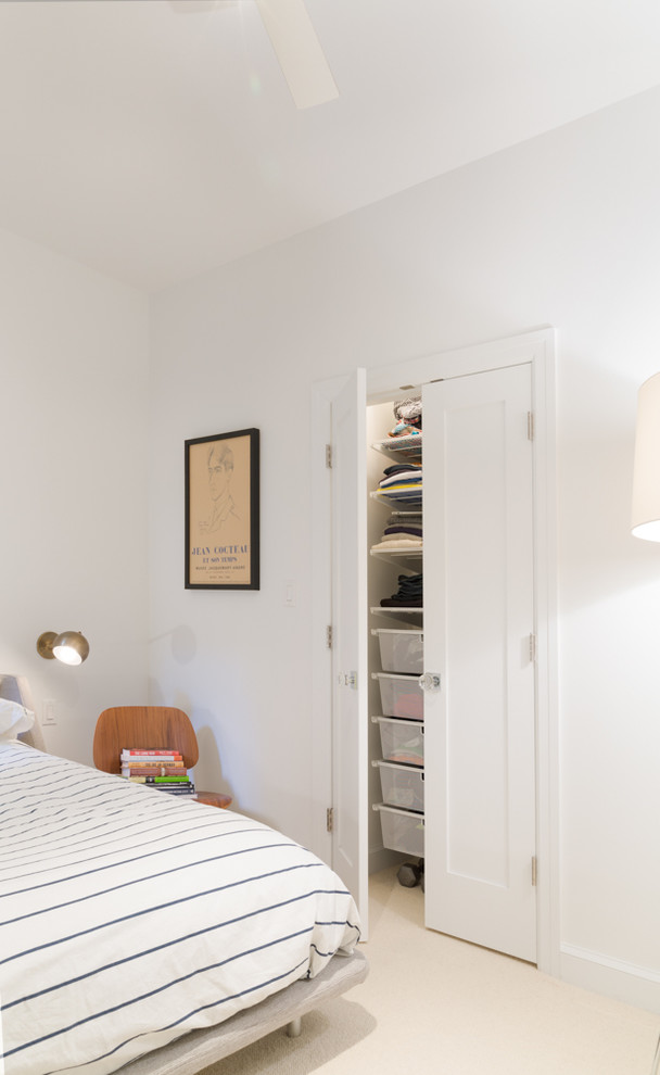 Kleines Retro Hauptschlafzimmer ohne Kamin mit weißer Wandfarbe und Teppichboden in New York