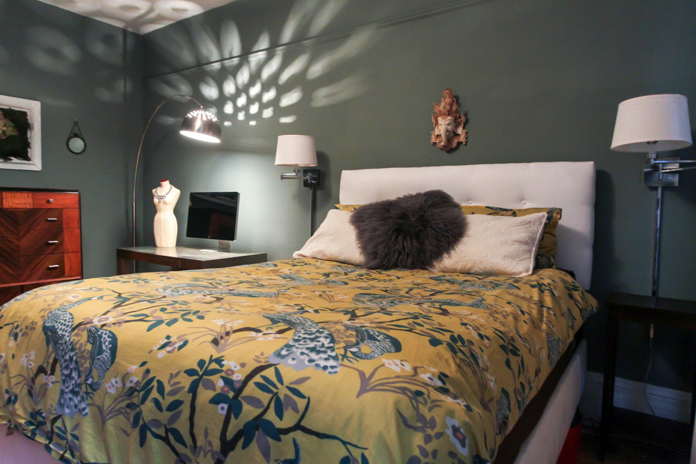 ニューヨークにある小さなコンテンポラリースタイルのおしゃれな主寝室 (緑の壁、無垢フローリング、暖炉なし)
