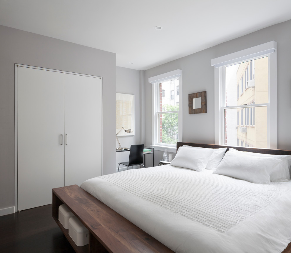 Свежая идея для дизайна: хозяйская спальня среднего размера в стиле модернизм с серыми стенами, темным паркетным полом и коричневым полом без камина - отличное фото интерьера