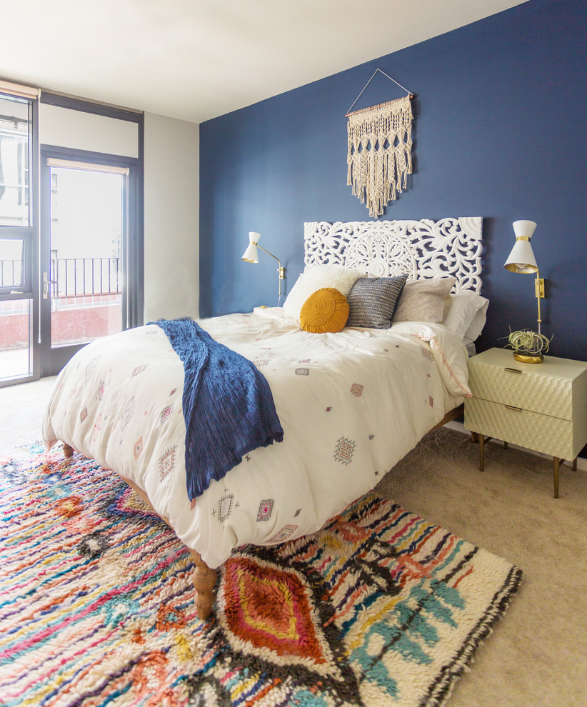 Mittelgroßes Skandinavisches Hauptschlafzimmer ohne Kamin mit blauer Wandfarbe, Teppichboden und beigem Boden in Denver