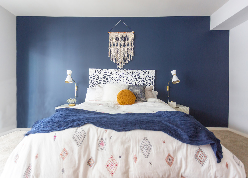 Foto di una camera matrimoniale nordica di medie dimensioni con pareti blu, moquette, nessun camino e pavimento beige