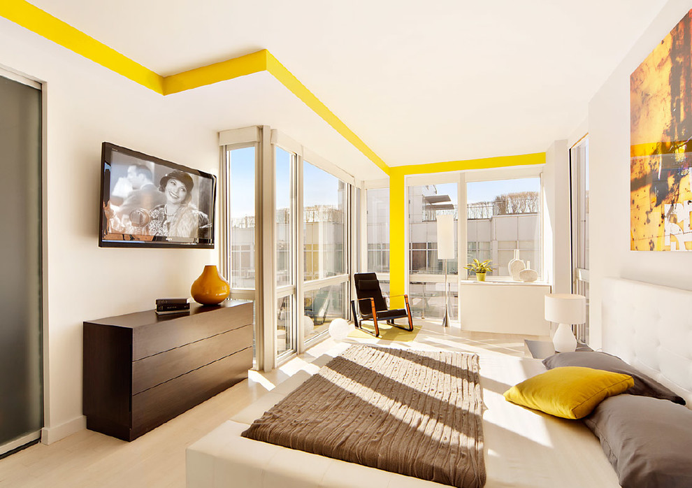 На фото: спальня в современном стиле с разноцветными стенами и телевизором с