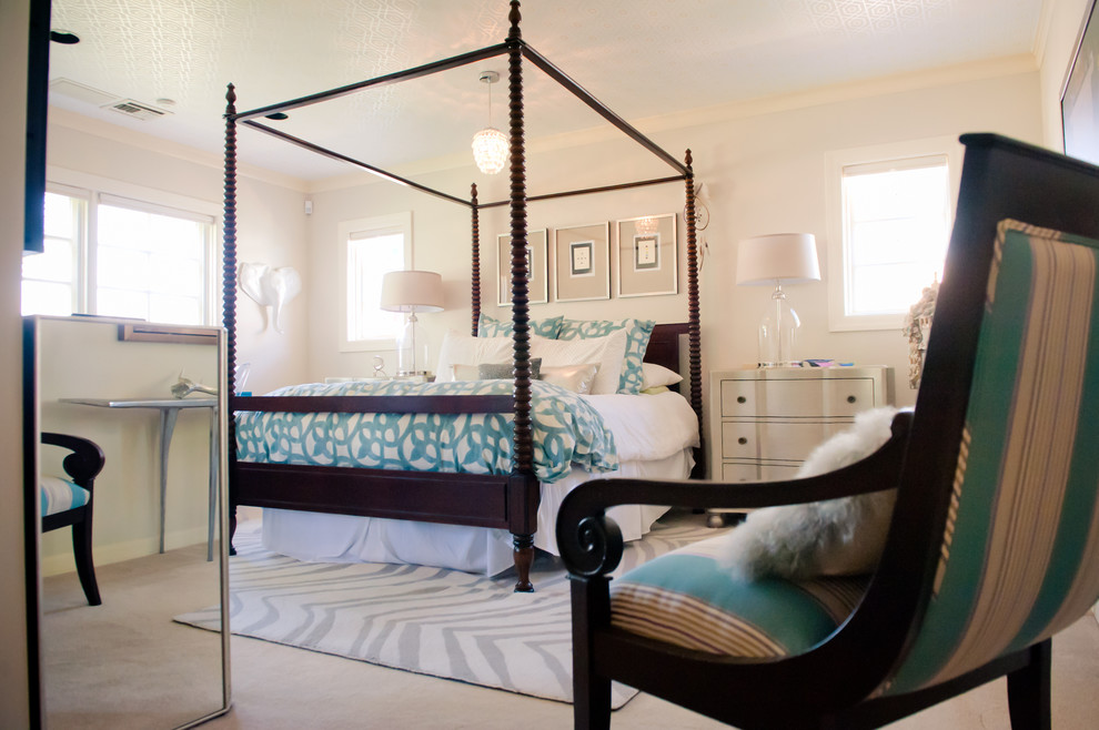 Идея дизайна: хозяйская спальня среднего размера в стиле фьюжн с серыми стенами и ковровым покрытием без камина