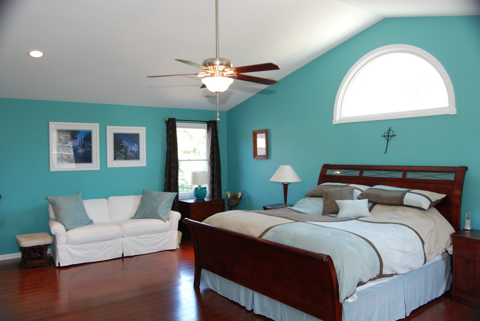 Mittelgroßes Klassisches Hauptschlafzimmer mit blauer Wandfarbe und Sperrholzboden in Philadelphia