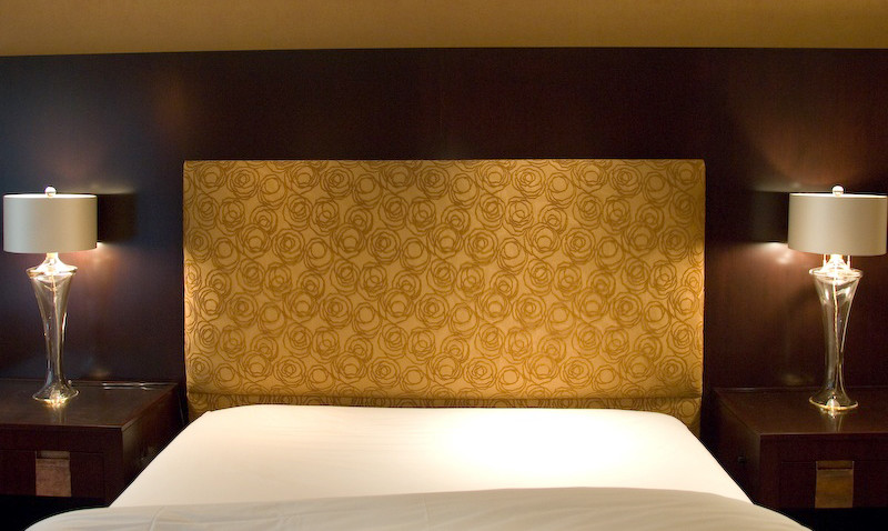 Diseño de dormitorio principal asiático de tamaño medio con paredes beige, moqueta y suelo blanco