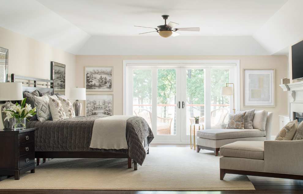 Cette photo montre une chambre parentale chic avec un mur beige, parquet foncé et une cheminée standard.