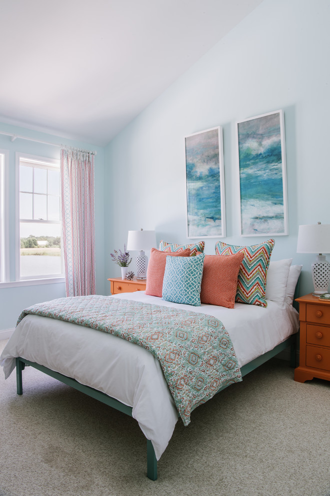Modelo de habitación de invitados costera con paredes azules, moqueta y suelo beige