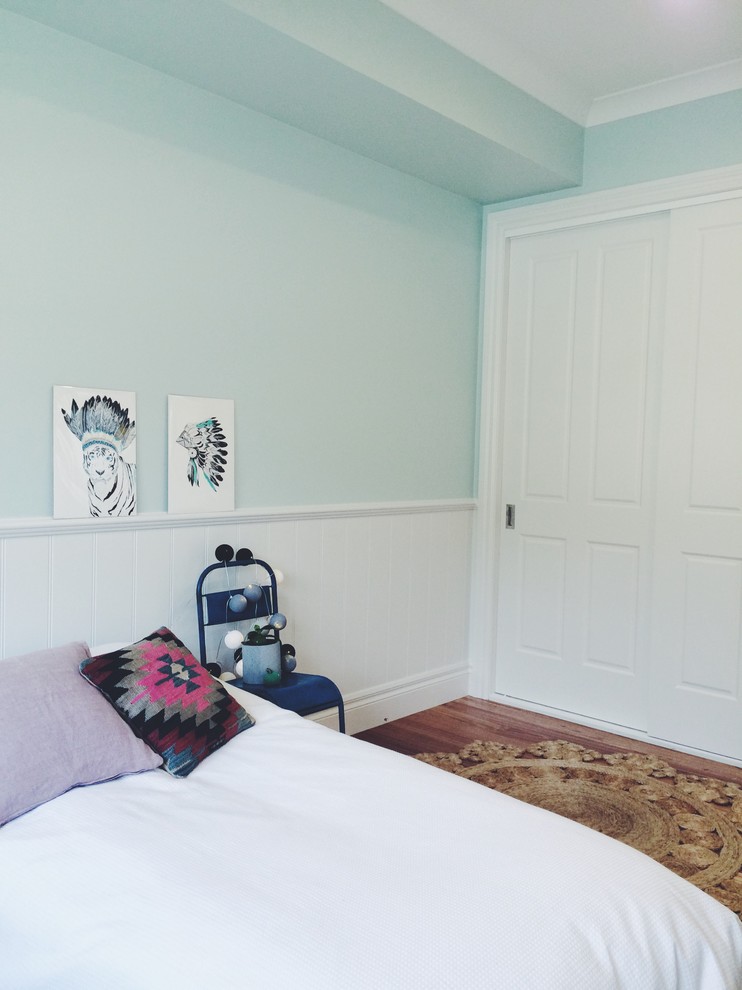 Immagine di una grande camera degli ospiti tradizionale con pareti multicolore e parquet chiaro