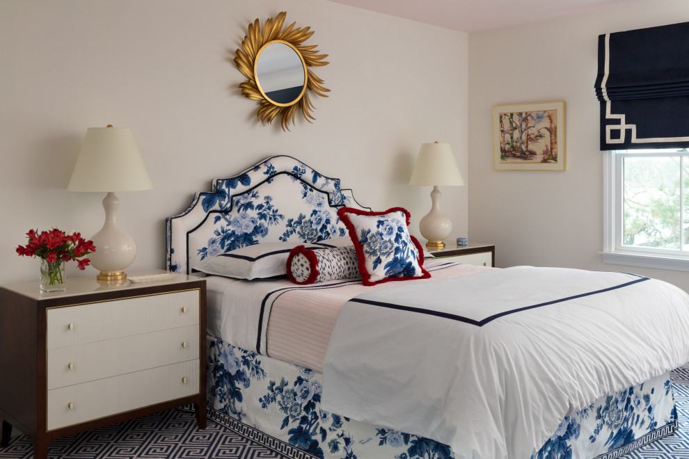 Esempio di una camera degli ospiti tradizionale di medie dimensioni con pareti bianche, moquette, nessun camino e pavimento blu