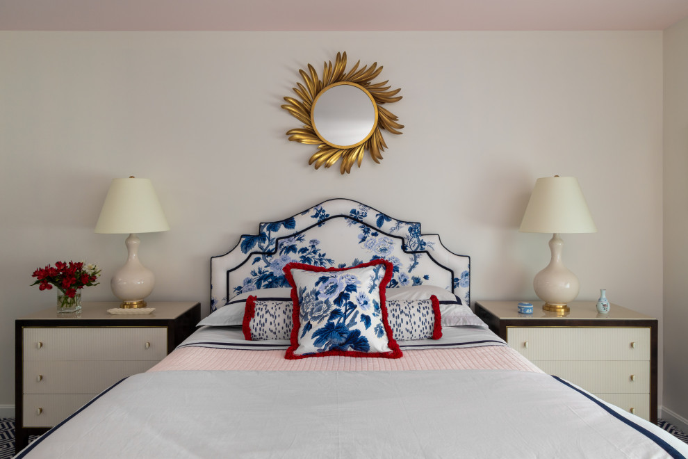 Foto de habitación de invitados tradicional renovada de tamaño medio sin chimenea con paredes blancas, moqueta y suelo azul