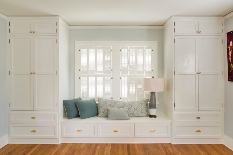 Cette photo montre une chambre parentale craftsman de taille moyenne avec un mur gris et parquet clair.