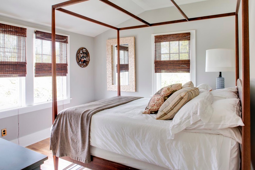Imagen de habitación de invitados tradicional de tamaño medio con paredes grises y suelo de madera clara