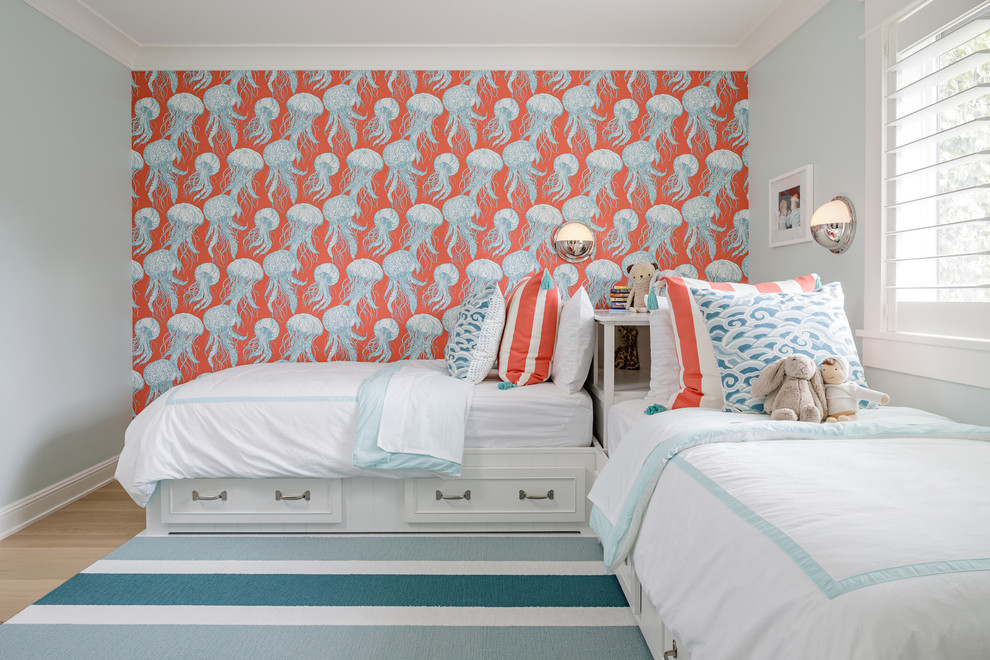 ポートランドにある中くらいなトラディショナルスタイルのおしゃれな客用寝室 (青い壁、淡色無垢フローリング、茶色い床)
