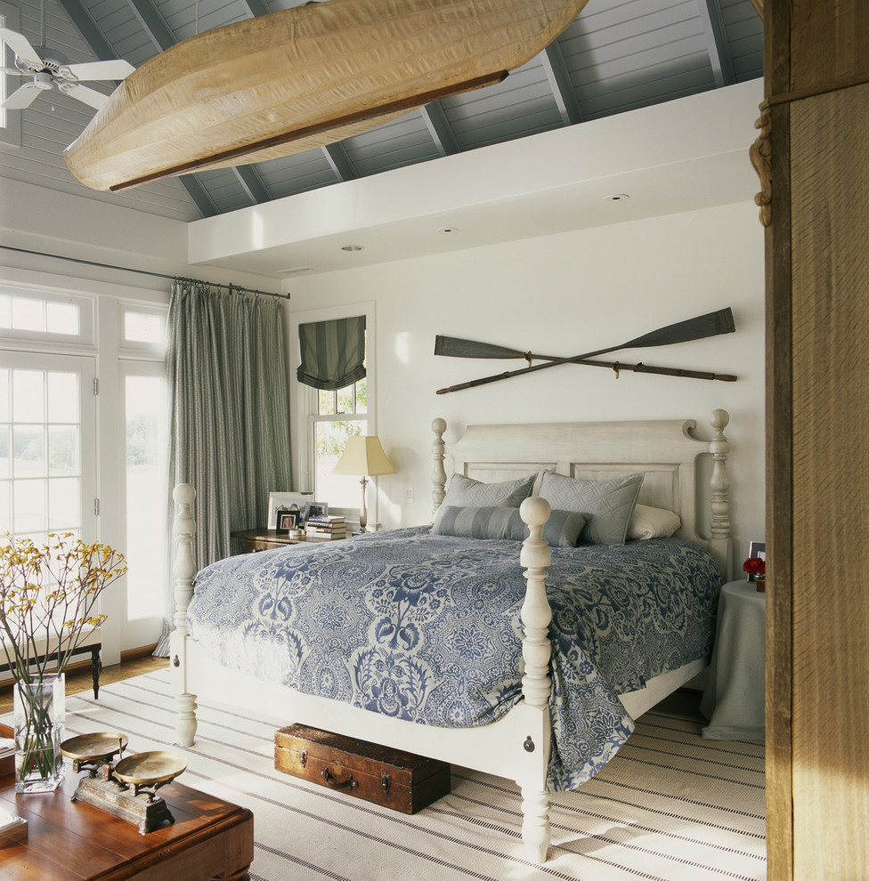 На фото: спальня в морском стиле с белыми стенами без камина