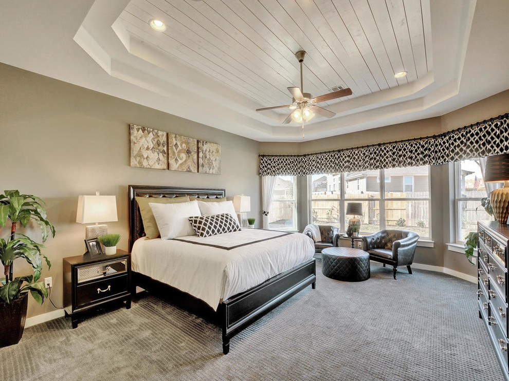 Imagen de dormitorio tradicional renovado con paredes beige, moqueta y suelo gris
