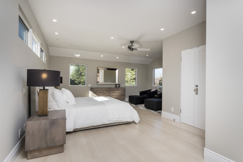 Mittelgroßes Modernes Hauptschlafzimmer ohne Kamin mit beiger Wandfarbe, hellem Holzboden und weißem Boden in San Francisco
