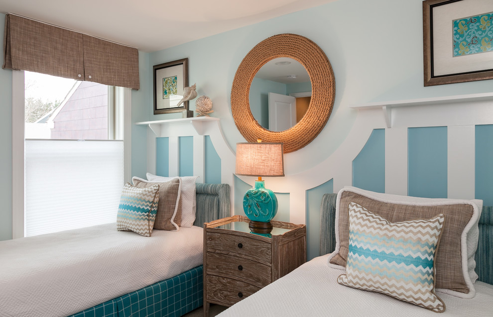 Diseño de habitación de invitados costera de tamaño medio sin chimenea con paredes azules, moqueta y suelo beige