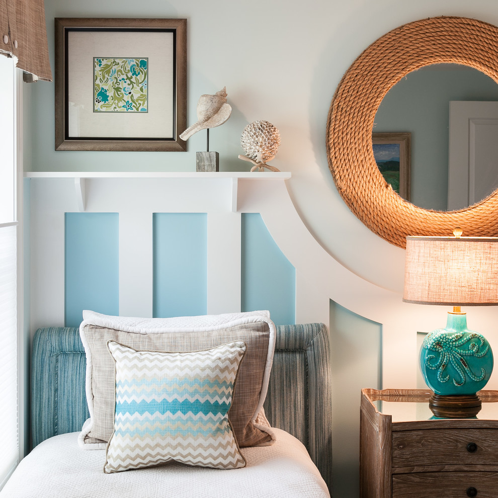 Источник вдохновения для домашнего уюта: гостевая спальня среднего размера, (комната для гостей) в морском стиле с синими стенами, ковровым покрытием и бежевым полом без камина