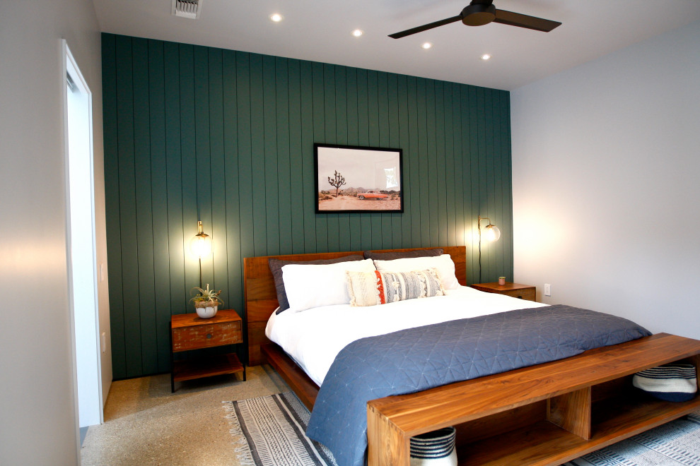 Свежая идея для дизайна: хозяйская спальня в стиле рустика с зелеными стенами, бетонным полом и стенами из вагонки - отличное фото интерьера