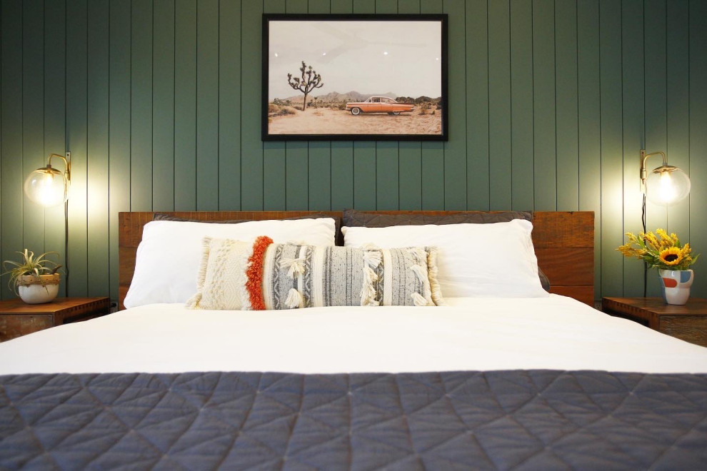 Пример оригинального дизайна: хозяйская спальня среднего размера в стиле рустика с зелеными стенами, бетонным полом и стенами из вагонки