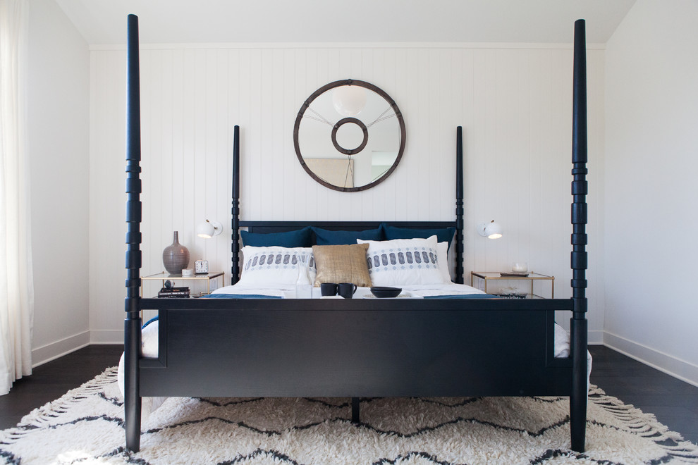 Country Schlafzimmer mit weißer Wandfarbe und dunklem Holzboden in Orange County