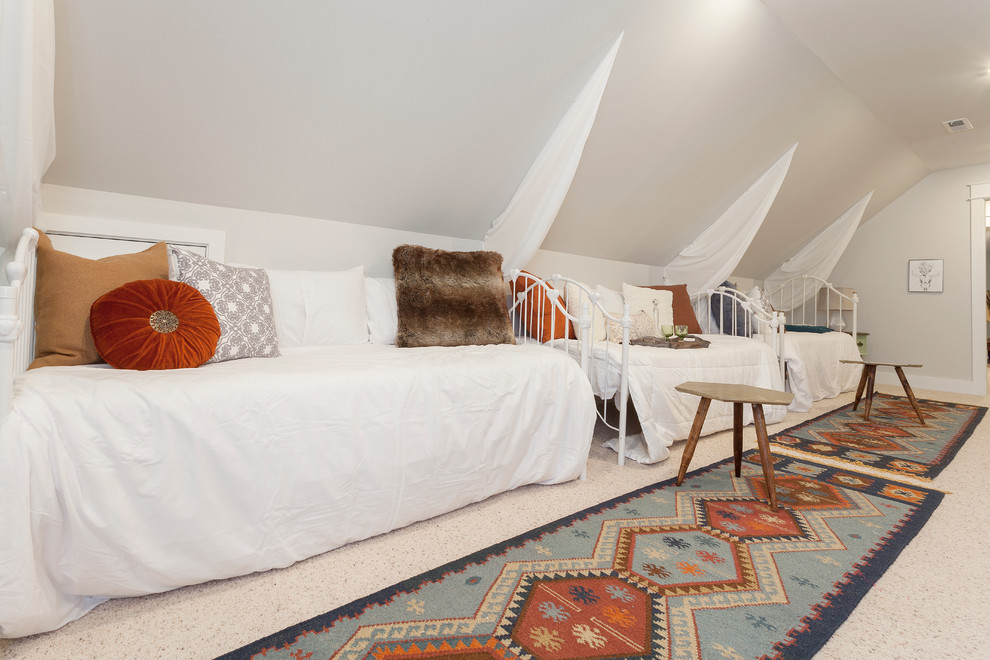 Immagine di una camera da letto mediterranea di medie dimensioni con pareti grigie e moquette