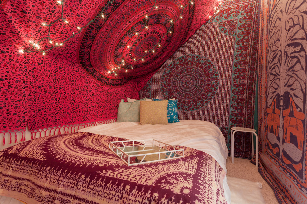 На фото: спальня среднего размера на антресоли в стиле фьюжн с серыми стенами и ковровым покрытием с