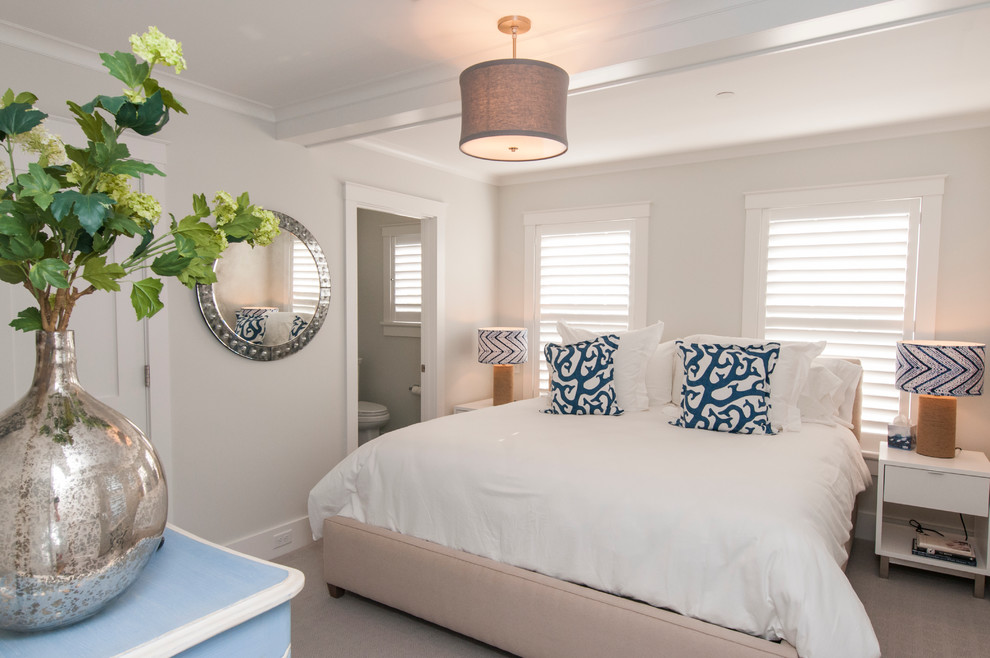 Foto di una camera degli ospiti stile marinaro di medie dimensioni con pareti bianche, pavimento in legno massello medio e nessun camino