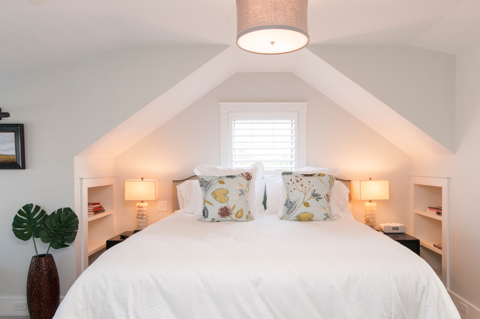 Ejemplo de dormitorio principal marinero de tamaño medio sin chimenea con paredes blancas y moqueta