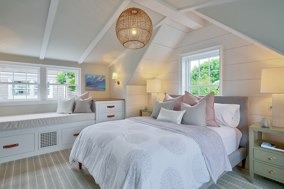 Источник вдохновения для домашнего уюта: спальня в морском стиле с ковровым покрытием, серым полом и белыми стенами