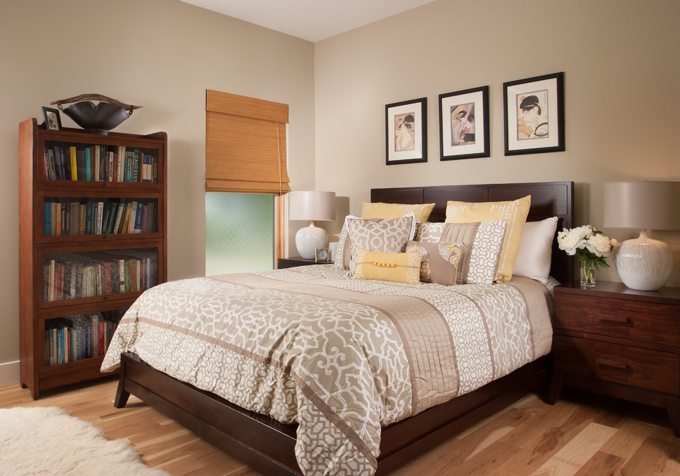 アトランタにある中くらいなコンテンポラリースタイルのおしゃれな客用寝室 (ベージュの壁、淡色無垢フローリング、茶色い床) のレイアウト