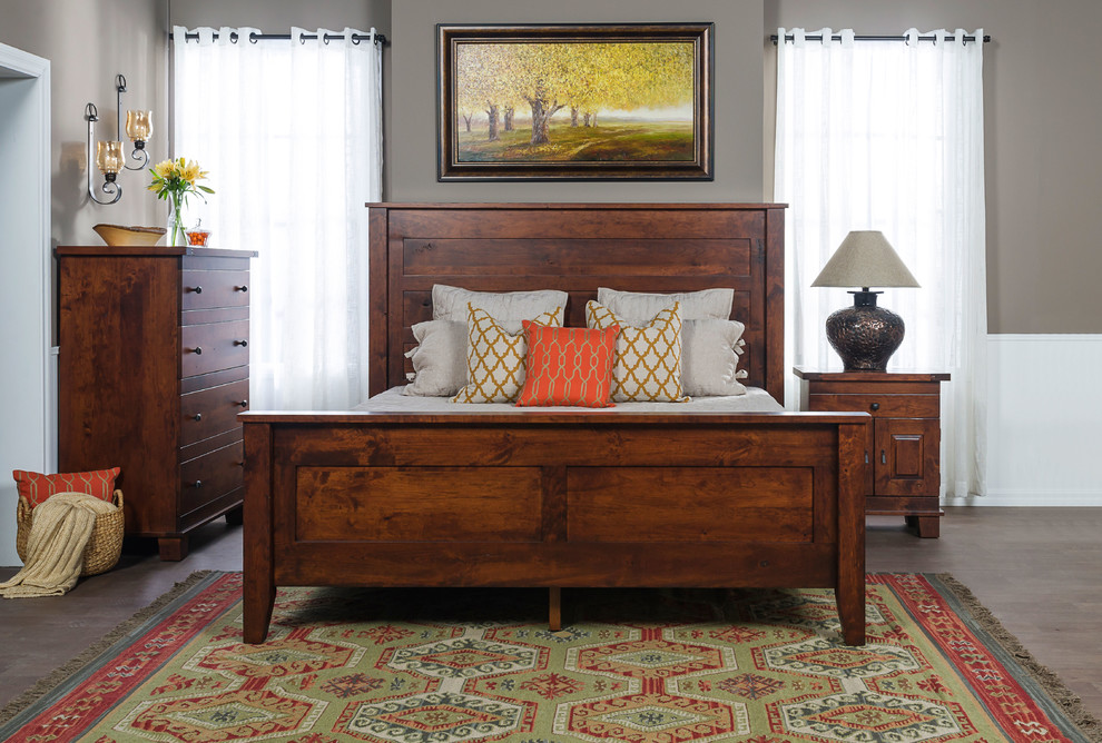 Imagen de habitación de invitados campestre de tamaño medio sin chimenea con paredes marrones y suelo de madera en tonos medios