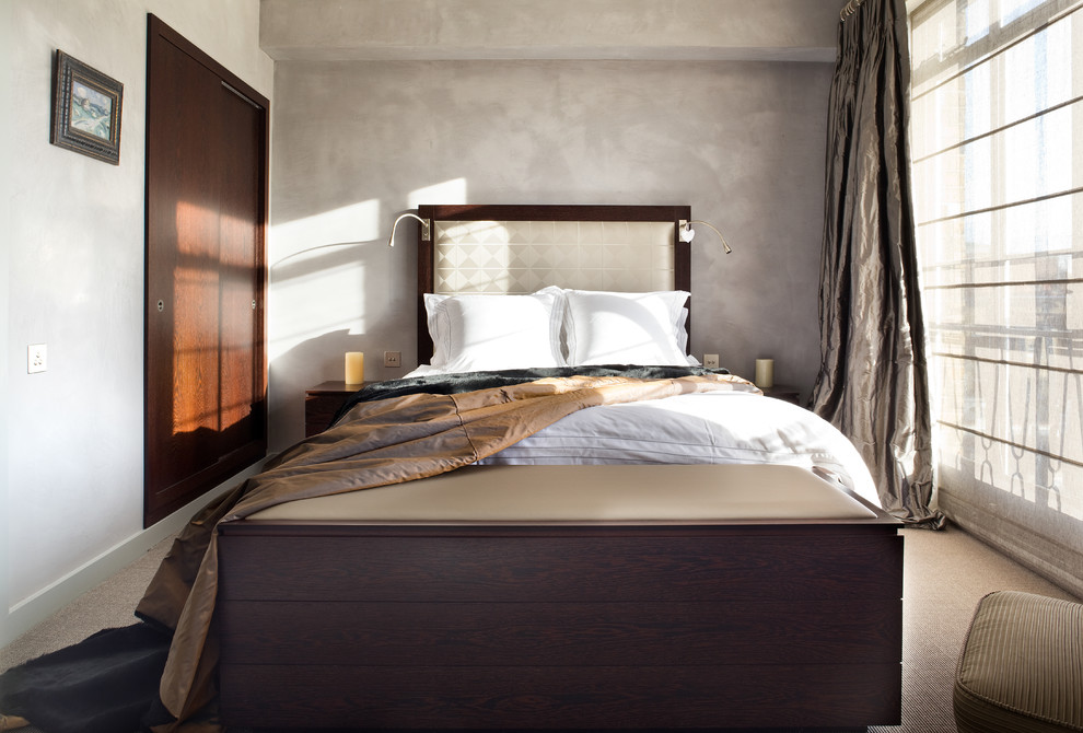 Immagine di una camera da letto contemporanea con pareti grigie, moquette e nessun camino