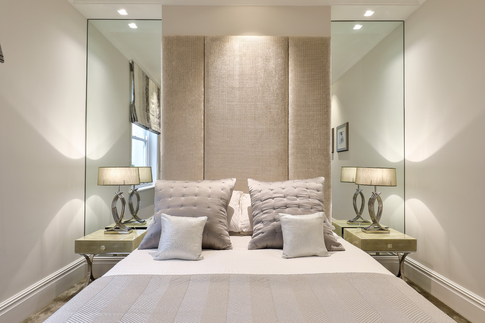 Свежая идея для дизайна: спальня в стиле неоклассика (современная классика) с бежевыми стенами и ковровым покрытием - отличное фото интерьера