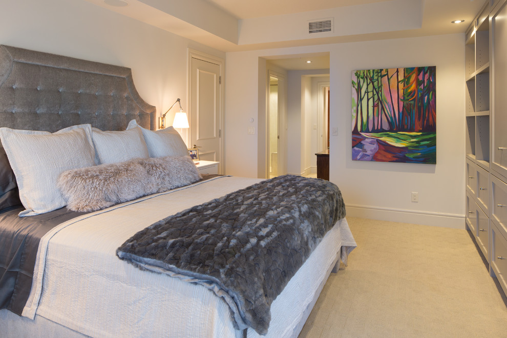 Ejemplo de habitación de invitados tradicional renovada de tamaño medio sin chimenea con paredes blancas, moqueta y suelo gris