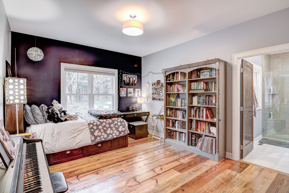 Imagen de dormitorio clásico de tamaño medio con paredes multicolor, suelo de madera en tonos medios y suelo marrón