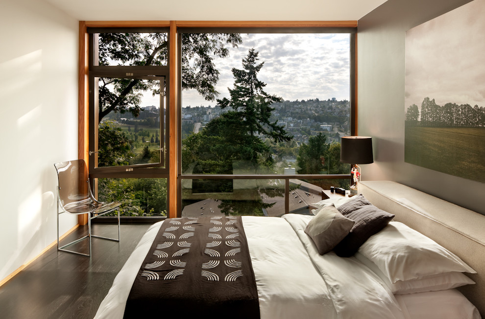 Стильный дизайн: спальня среднего размера в современном стиле с серыми стенами, темным паркетным полом и акцентной стеной - последний тренд