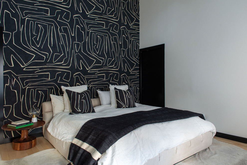 シカゴにある中くらいなコンテンポラリースタイルのおしゃれな客用寝室 (壁紙、黒い壁、淡色無垢フローリング、ベージュの床) のインテリア