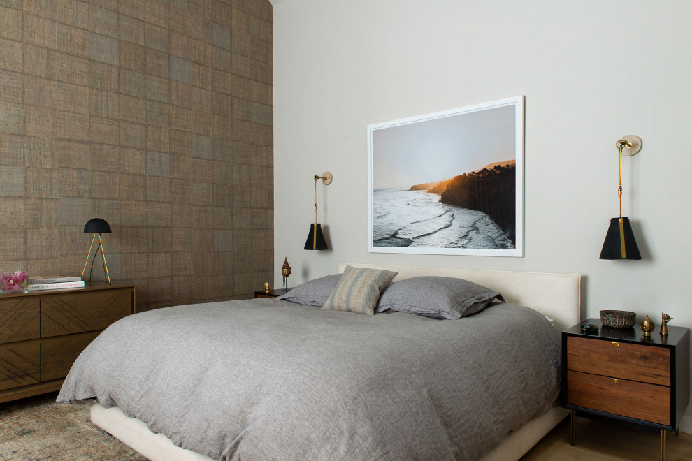 Пример оригинального дизайна: хозяйская спальня среднего размера в современном стиле с коричневыми стенами, обоями на стенах, светлым паркетным полом и бежевым полом