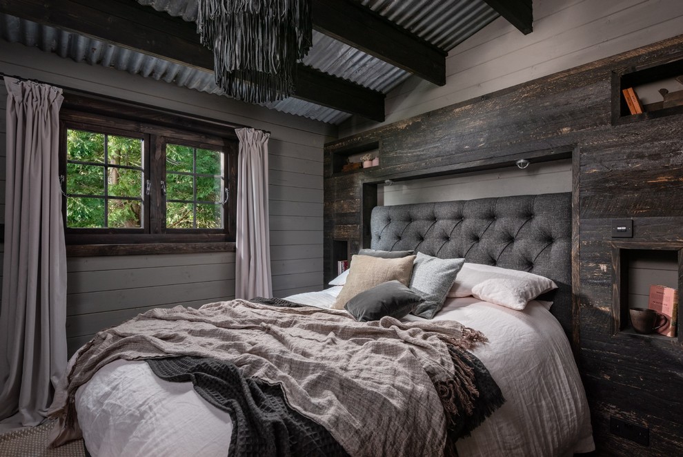 На фото: хозяйская спальня среднего размера в стиле рустика с черными стенами