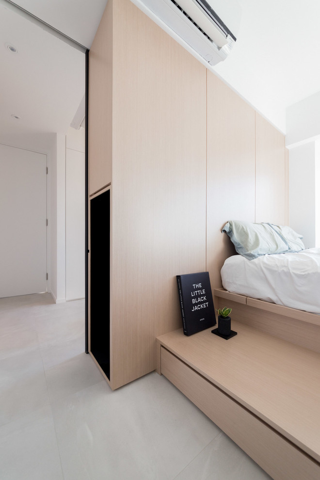На фото: спальня в современном стиле с серыми стенами и полом из керамической плитки