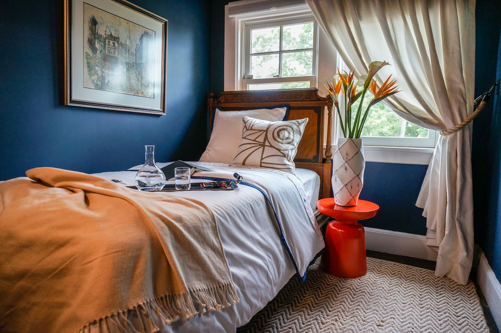 Ejemplo de habitación de invitados ecléctica pequeña con paredes azules y suelo de madera oscura