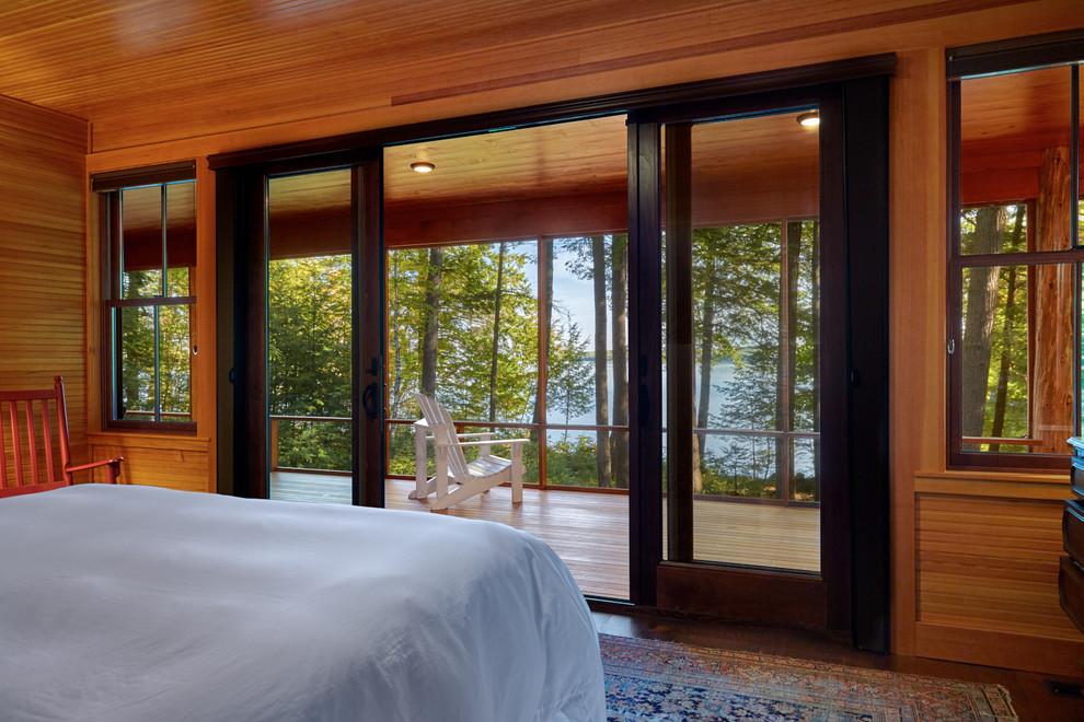 Mittelgroßes Uriges Hauptschlafzimmer ohne Kamin mit beiger Wandfarbe und dunklem Holzboden in Portland Maine